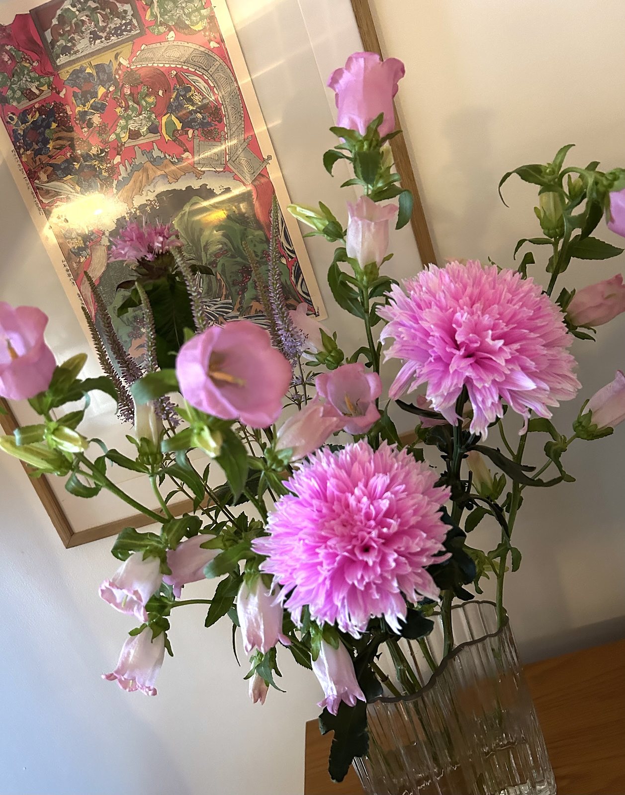 Bouquet de dahlias roses et de feuillages, prêt à offrir