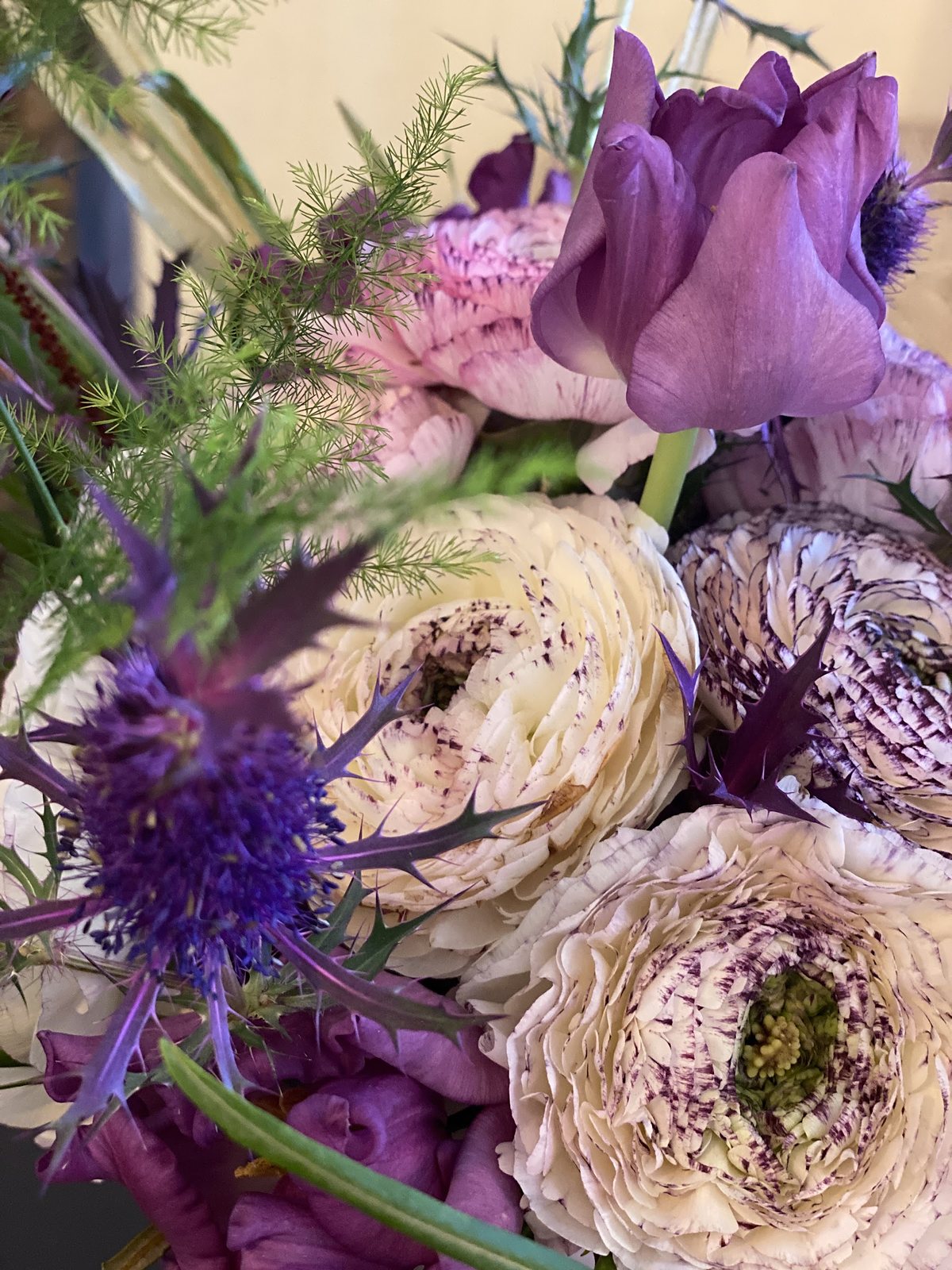 Bouquet violet et prune : roses, scabieuses et feuillages