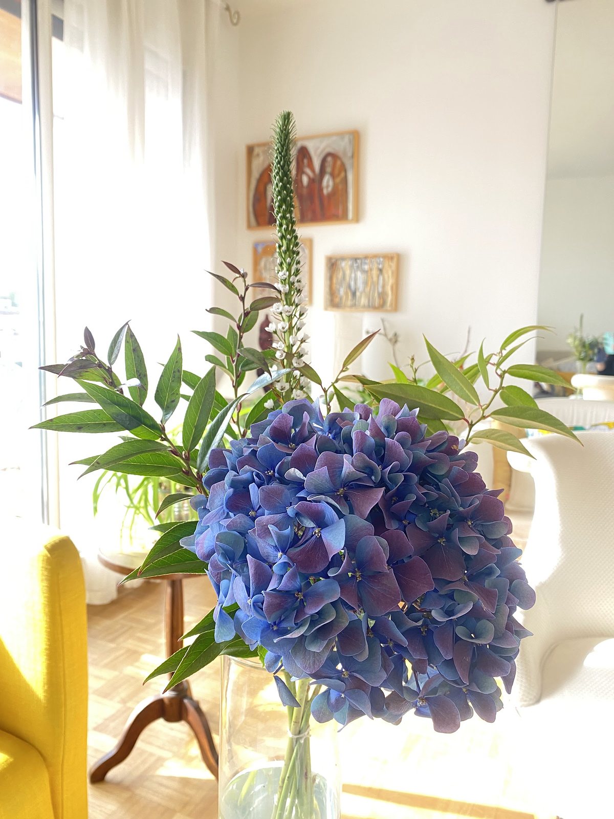 Hortensia bleu et dahlias roses réunis dans un même bouquet